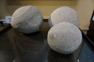 На угольном разрезе в Кузбассе нашли загадочные каменные шары
