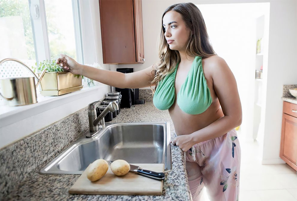 Голая домохозяйка снимает фартук и начинает увлеченно мастурбировать на кухонном столе во время завтрака