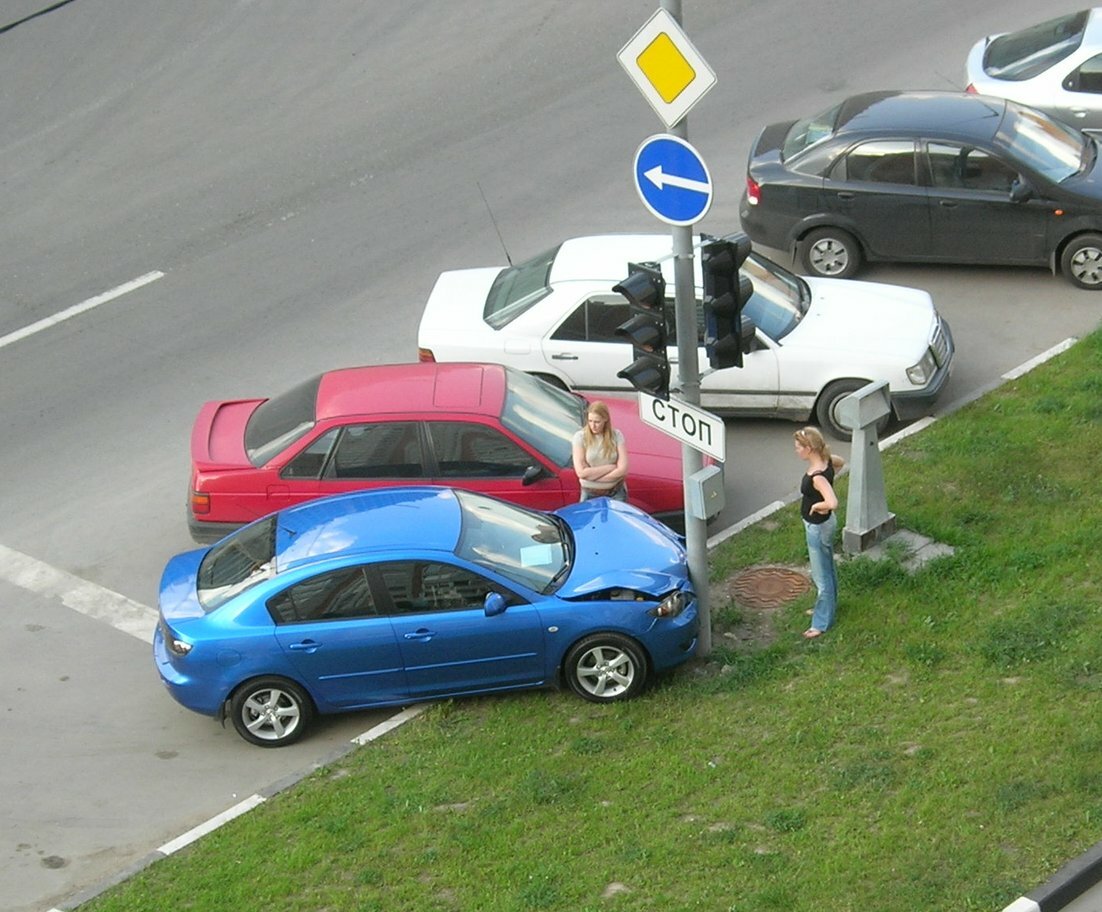 Блондинка в видео припарковалась для любительской мастурбации в авто