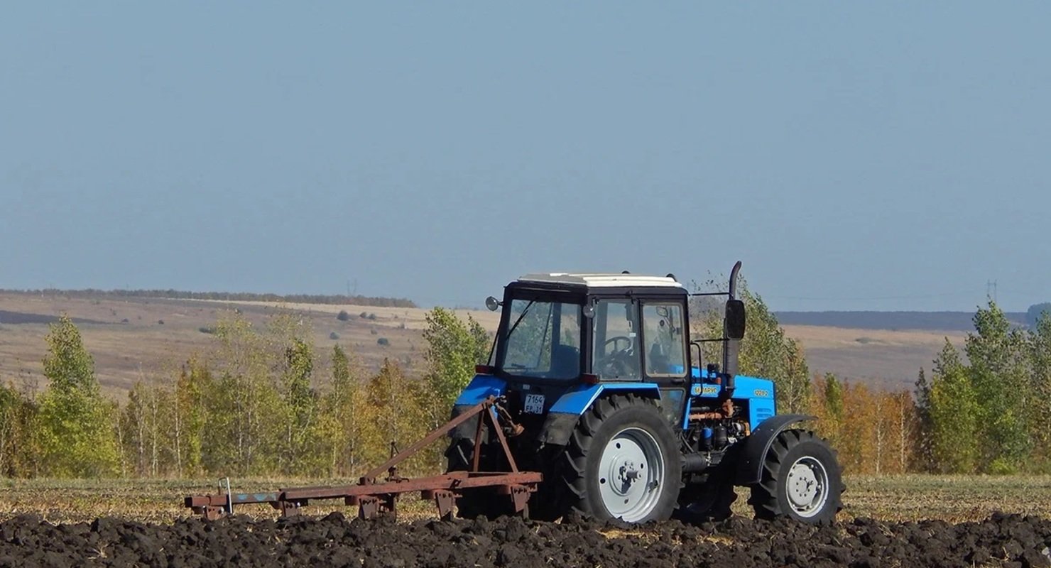Трактор Беларус 1221 с плугом