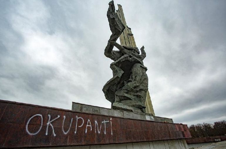 Посольство РФ в Латвии указало, кто виноват в очередном осквернении памятника освободителям 