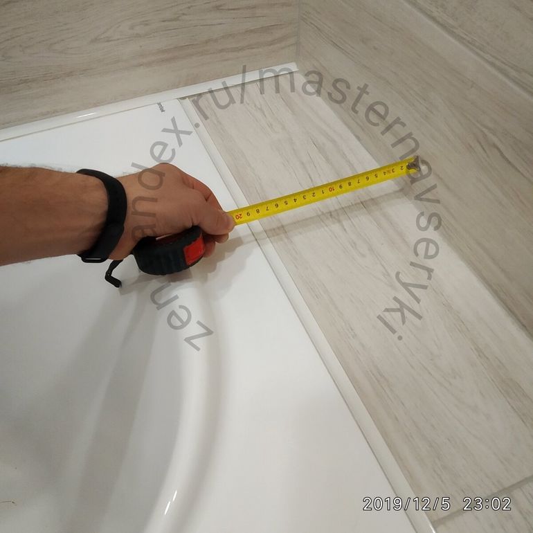 Чем заделать стык между ванной и плиткой на стене?