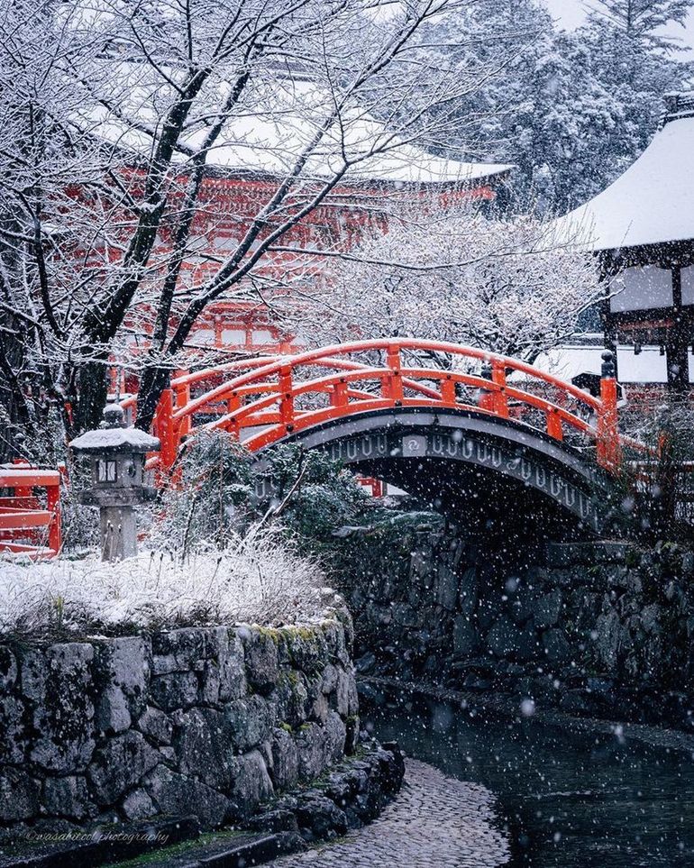 Фотограф запечатлел волшебную красоту храмов Киото зимой 