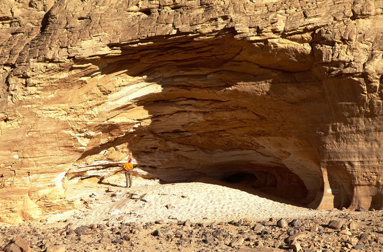 Находки пещеры Такаркори: как древние люди выживали посреди Сахары 
