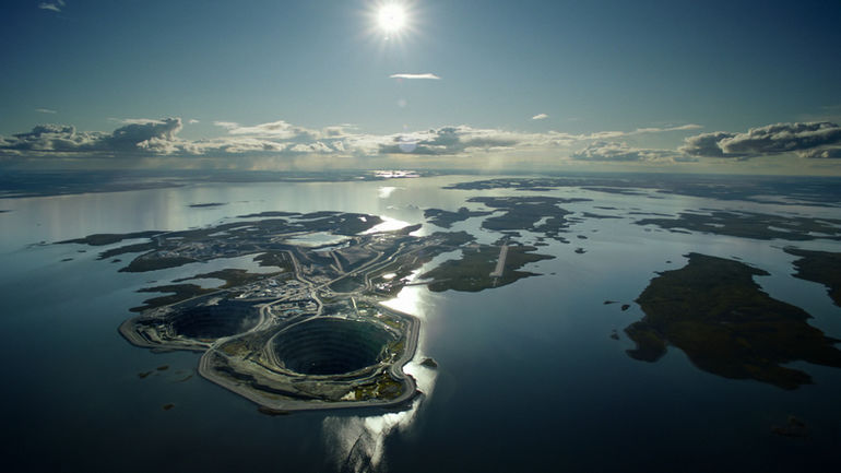 Почему вода не заливает алмазный рудник «Дьявик» посреди канадского озера 
