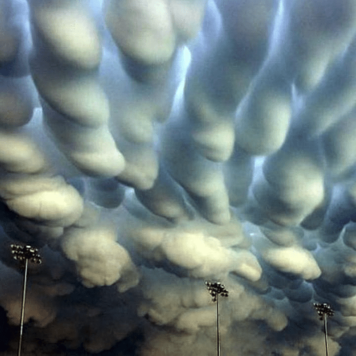 Разрывы туч. Облака Mammatus. Вымеобразные облака. Необычные природные явления. Необычные облака.