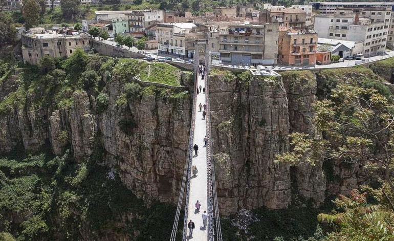Алжирский город над пропастью и его безумные мосты 