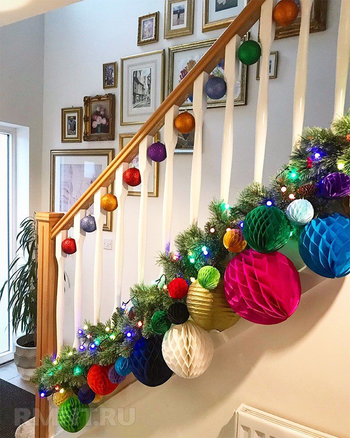 Новогоднее украшение лестницы в доме (62 фото)