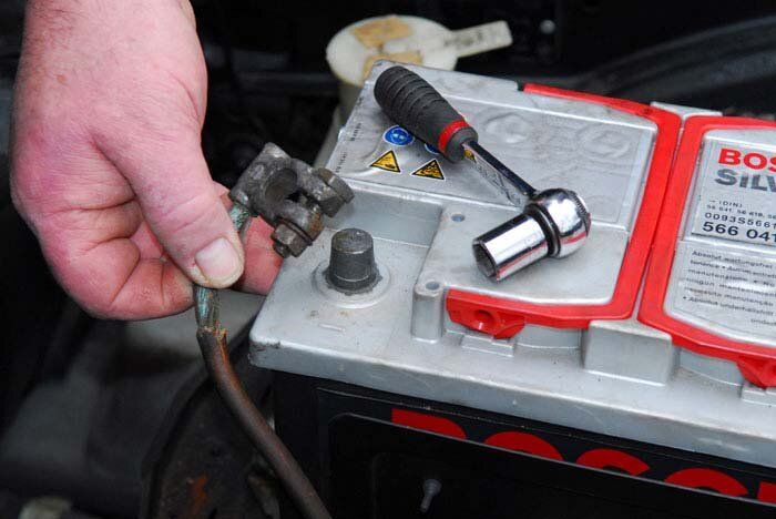 Надо ли сбрасывать клему с аккумулятора. Если надо, то какую. Поговорим на эту тему. Надо ли сбрасывать клему с аккумулятора. Если надо, то какую. Поговорим на эту тему.