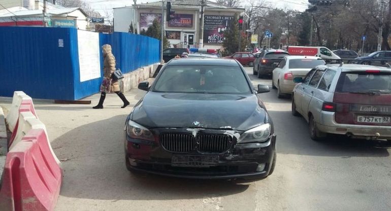 В Симферополе водитель сбил сотрудника полиции и несколько метров провез его на капоте 