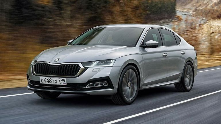 Новая Skoda Octavia теперь доступна с базовым и топовым моторами. Цены на популярный лифтбек серьёзно выросли 