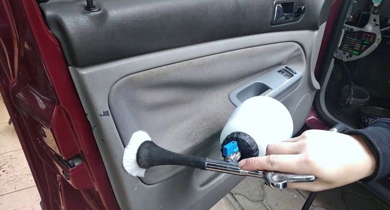Как убрать загрязнения с обшивки салона в автомобиле