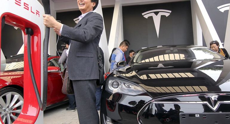 Продажи и акции компании Tesla в китае упали в мае 