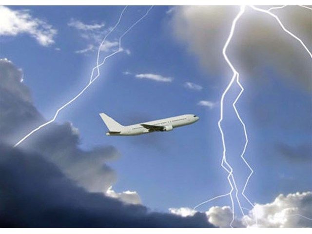 Что будет, если в самолет попадет молния 