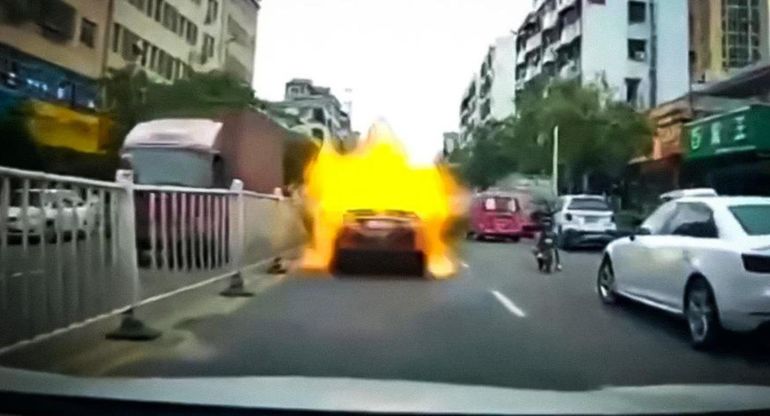 Toyota Camry взорвалась на оживленной улице в Китае. И не один раз 
