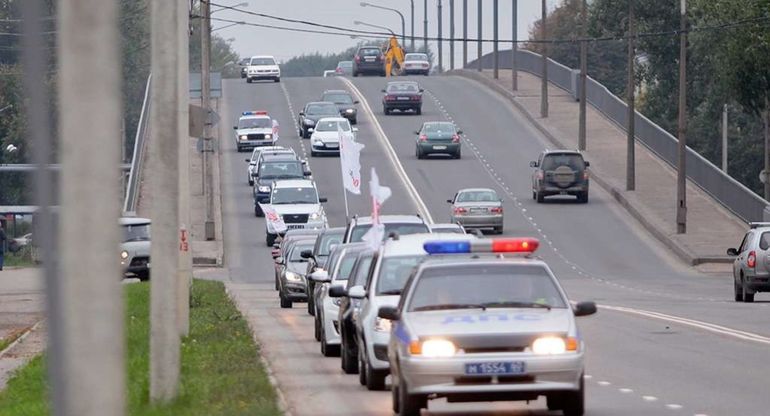 Можно обогнать чёрный седан или нет: нестандартная задача на знание ПДД 