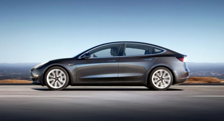 Tesla Model 3 вошла в ТОП-10 подержанных машин представительского класса 