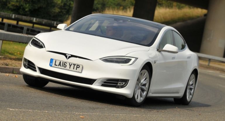 Tesla будет оповещать водителей о состоянии шин