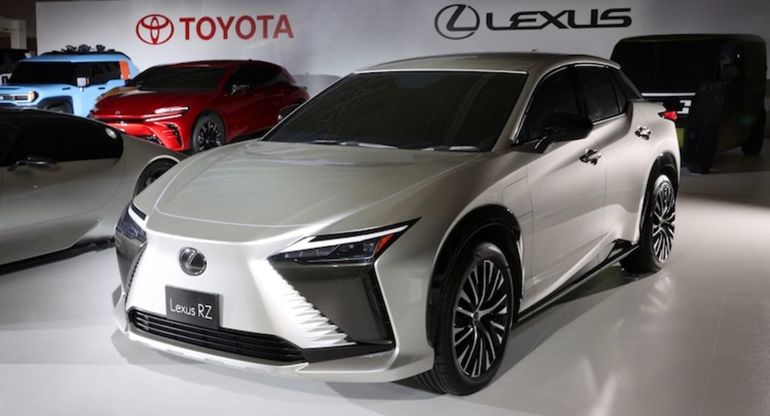 Lexus показала грядущий электрический кроссовер RZ 450e, который станет конкурентом Tesla Model Y 