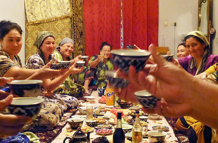 Узбекскую веселую. Дастархан Узбекистан семья. Узбекское застолье. Узбеки за столом. Узбекские женщины.