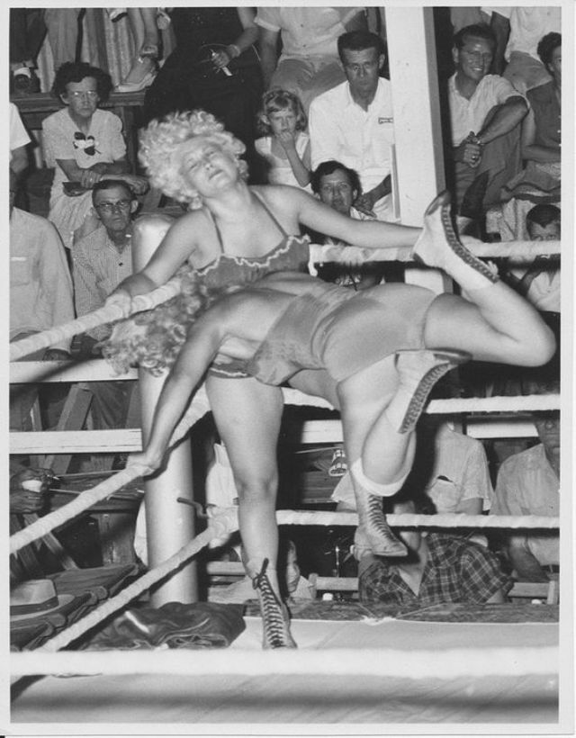 Женский реслинг – старые фотографии о том, что творят на ринге дамы 