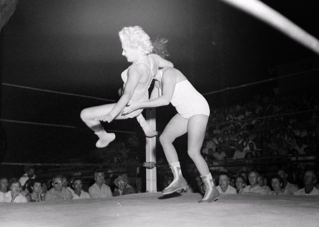 Женский реслинг – старые фотографии о том, что творят на ринге дамы 
