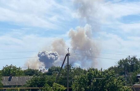 В Крыму прогремели взрывы в районе военного аэродрома «Саки». Один человек погиб