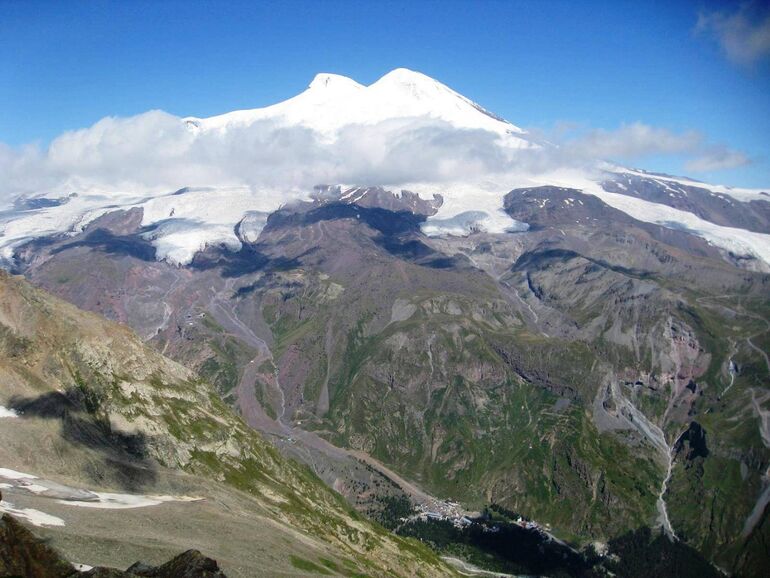 На высоте 3800 метров на Эльбрусе туристка родила ребенка