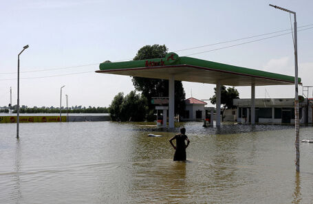 Из-за наводнений в Пакистане появилось новое озеро шириной в 100 километров 