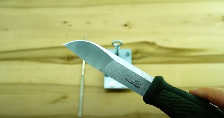 Отличная точилка для ножей из простых материалов. Всего несколько .