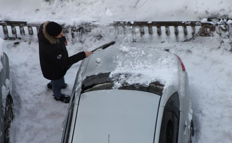 Как выбрать автомобильную щетку для уборки снега: несколько полезных советов 