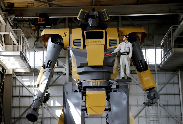 Инженер-конструктор роботов из Японии 