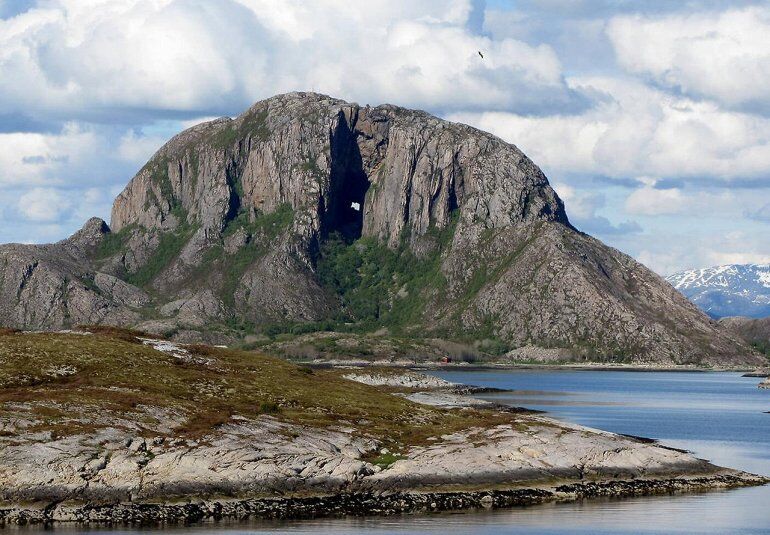 Торгхаттен - гора с дырой в Норвегии 
