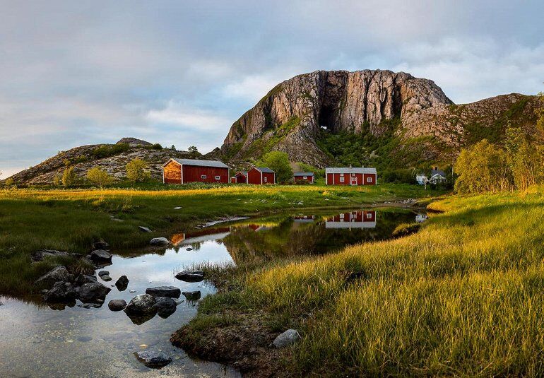 Торгхаттен - гора с дырой в Норвегии 