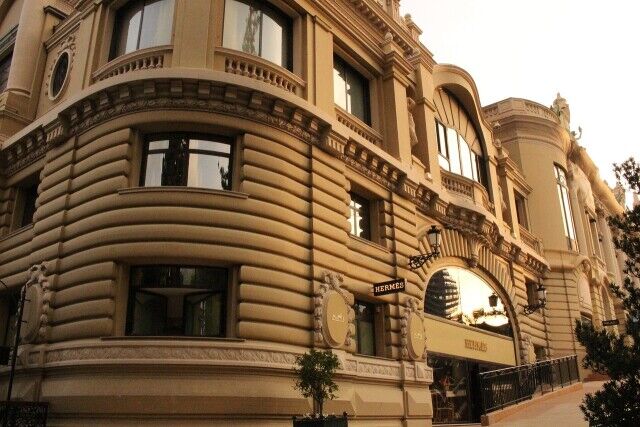 Французский миллиардер, потомок основателя Hermès, собирается усыновить своего садовника в качестве единственного наследника 