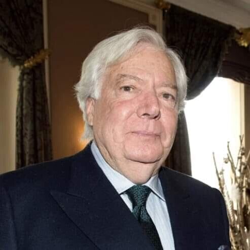 Французский миллиардер, потомок основателя Hermès, собирается усыновить своего садовника в качестве единственного наследника (2 фото) долларов, состояние, Hermès, Николя, миллионов, стоимостью, миллиардов, оставить, садовника, бывшего, своего, Швейцарии, около, садовник, недавно, усыновление, значительной, стороны, поэтому, любые