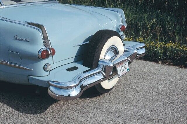 Система парковки с помощью пятого колеса от Брукса Уокера у седана Packard Cavalier 1953 года  