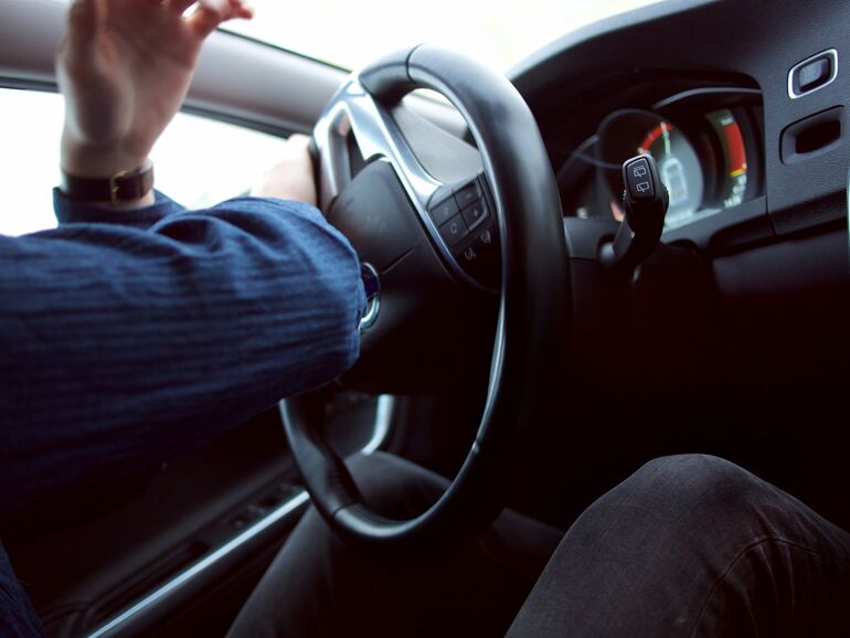 Эксперты TRL назвали 5 привычек водителей, которые не менее опасны, чем алкоголь 