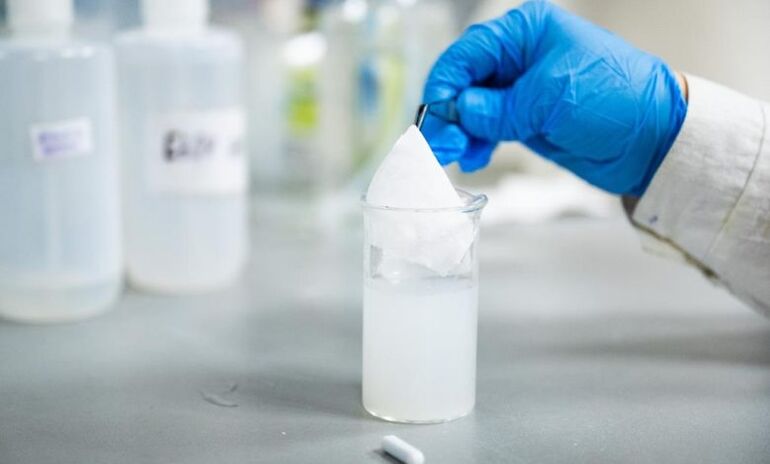 В России разработали инновационную ткань отталкивающую воду и уничтожающую загрязнения под ультрафиолетом