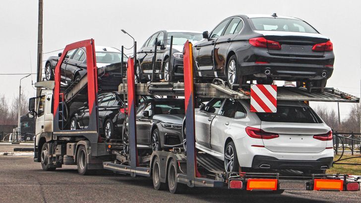 Новый «удар» утильсбором: как с 1 апреля могут взлететь цены на BMW и Mercedes-Benz в России