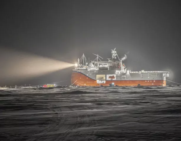 Единственная в мире научная ледостойкая самодвижущаяся платформа работает рядом с самой северной точкой планеты