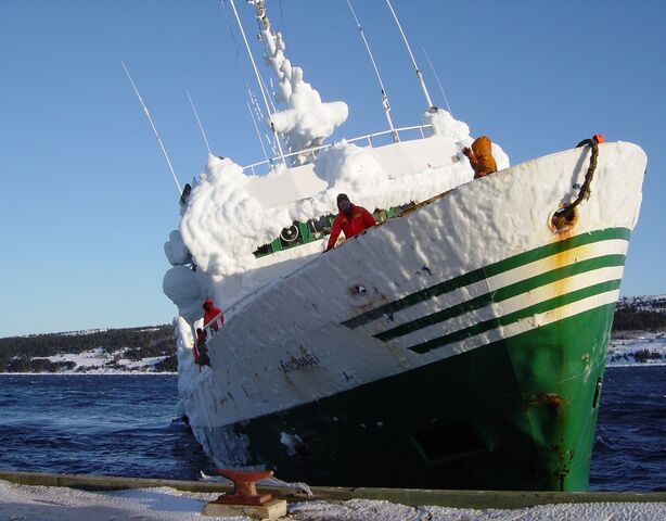 Почему намёрзший на палубе лёд опаснее любого шторма