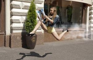 Прикольные фотожабы на девушку в полете
