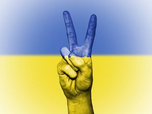«Толерантный скандал в ЕС»: поляк сорвал герб Украины и выбросил его в помойку..