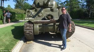 Американец купил танк за 600 тысяч долларов и взбесил соседей