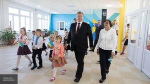 «Бред, но зато на мове»: в Сети показали, ради чего Порошенко «люстрировал» Лермонтова и Достоевского