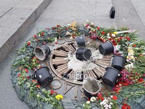 В Киеве вандалы залили цементом Вечный огонь