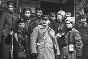 Кожа и усы      .                                                                                                                                                         Френч Сталина и кепка Ленина изменили моду ХХ века