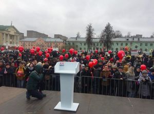 Навальный проводит митинг в Ижевске, несмотря на траур