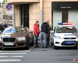 В Санкт-Петербурге женщина припарковала Bentley на пешеходном переходе